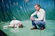Am Ende steht Verzweiflung: Olga Wäscher als Dr. James, Oliver Losehand als Toby Sealey in «The Effect». (Bild: Theater St. Gallen/Tine Edel)