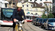 Die Mobilitäts-Initiative will den Autoverkehr wieder gleichberechtigt neben öV und Langsamverkehr stellen, womit der Autoverkehr wieder wachsen dürfte. Das Stimmvolk entscheidet am 4. März. (Bild: Urs Jaudas)