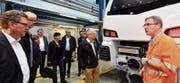 Stadler-Rail-Mitarbeiter François Reymond, Leiter des Inbetriebsetzungszentrums in Erlen, führt eine Gruppe von Mitgliedern des Gewerbevereins durch die riesige Produktionshalle. Er zeigt ihnen eine Zugkomposition, die nächste Woche nach Holland geliefert wird. (Bild: Manuel Nagel)
