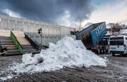 Der Schnee wird vom Lastwagen vor die Freestyle-Rampe gekippt. Ab Freitag werden hier spektakuläre Sprünge gezeigt. (Bild: Michel Canonica)