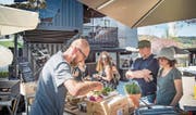 Zum Programm des Kulturcontainers gehört auf dem Bräkerplatz in Wattwil auch eine Showküche. (Bild: Ralph Ribi)