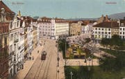 Der Marktplatz auf einer 1920 gelaufenen Ansichtskarte. Auf der linken Seite des Bohl sind das Hotel Hecht und dahinter das alte Stadttheater zu erkennen. Man beachte auch die Gleisführung der Trambahn: Ein Teil der Linien verkehrte durch die Goliathgasse zum Platztor Richtung Osten. (Bild: Sammlung Reto Voneschen)