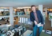 «Der Austausch und das Gemeinschaftsgefühl werden im neuen Newsroom gefördert», sagt Stefan Schmid, Chefredaktor des «St. Galler Tagblatts» und seiner Regionalausgaben. (Bilder: Urs Bucher (St. Gallen, 6. April 2018))