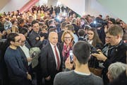Ueli Maurer ist im Pfalzkeller gefragt: für Interviews und Selfies. (Bild: (Michel Canonica))