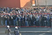 Wenn GC in St.Gallen spielt, kommen traditionsgemäss viele Gästefans ins Stadion. Nicht immer verläuft alles reibungslos. (Bild: Archiv/Ralph Ribi)