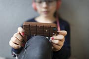 Süsse Verführung: Smartphones ziehen Kinder in den Bann. (Bild: Keystone)