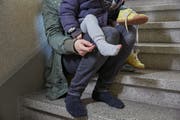 Wer Kinder hat und alleinerziehend ist, gehört zu einer Gruppe jener Menschen, die besonders armutsgefährdet sind. (Bild: Archiv/Keystone (Symbolbild))