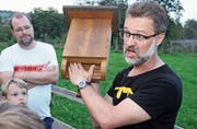 Fledermausschützer Marius Heeb erklärt, wie ein künstliches Nest beschaffen sein muss. (Bild: Christof Lampart)