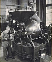 Maestrani-Arbeiter beim Rösten der Kakaobohnen. (Bild: Firmenarchiv Maestrani AG (undatiert))