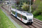 Eine Schwachstelle im Stadtsanktgaller Verkehrssystem bleibt die S-Bahn. Im Bild die S5 beim Bahnhof Bruggen. (Bild: Urs Jaudas)