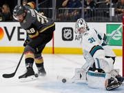 Martin Jones, Goalie der San Jose Sharks, hatte viel zu tun - hier gegen Golden-Knights-Stürmer William Carrier (Bild: KEYSTONE/AP/JOHN LOCHER)
