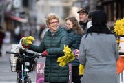 Frauenorganisationen verteilen am Donnerstag auf dem Bärenplatz Mimosen zum Internationalen Frauentag. (Bild: Michel Canonica)