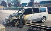 Das ausgebrannte Wrack auf dem Parkplatz an der Bildstrasse. (Bild: Stadtpolizei St. Gallen)