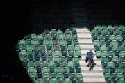 Sonne und Schatten in der St. Galler Arena: «Im Fussball gibt es immer wieder ein Auf und Ab», sagt Stadtpräsident Scheitlin – und bleibt gelassen. (Bild: Benjamin Manser)
