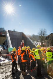 Besucherinnen und Besucher am Nordportal des Ruckhalde-Tunnels bei der Oberstrasse. Hier wurde über die Geschichte der Heiligen Barbara informiert. Sie ist die Schutzheilige von Tunnbelbauern und Mineuren. (Bild: PD/Philipp Griesemer)