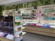 Nicht nur Körper-, Gesichts- und Haarpflege gibt es im neuen Geschäft von Yves Rocher zu kaufen, sondern auch Make-up und Parfüms. (Bild: PD)
