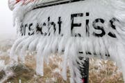 Zunächst wird es laut Meteorologen zwar noch etwas wärmer in der Ostschweiz. Am kommenden Wochenende herrscht dann aber ungemütliches Wetter. (Symbolbild) (Bild: MATTHIAS BEIN (EPA))