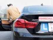 Ein Drittel der angehenden Autolenkerinnen und -lenker versagen bei der praktischen Fahrprüfung. (Symbolbild) (Bild: KEYSTONE/GAETAN BALLY)