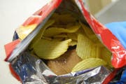300 Gramm Kokain in einem Chipspack. (Bild: PD/Grenzwachtregion III)
