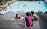 Mädchen und Buben rutschen in Begleitung die Rutschbahn im Freibad Lerchenfeld hinunter. (Bild: Ralph Ribi (19. Juni 2017))