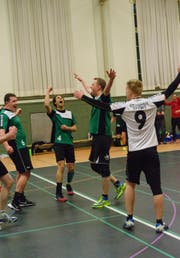 Captain Dany Lutz (links) jubelt mit den Mitspielern des STV St. Gallen nach dem entscheidenden Punktgewinn. (Bild: PD/Marco Bruderer)