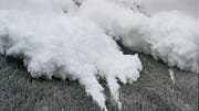 Bei einem Lawinenunglück in der Walliser Gemeinde Evolène starben im Winter 1999 zwölf Menschen. (Bild: Fabrice Coffrini/Keystone (Evolène, 22. Februar 1999))