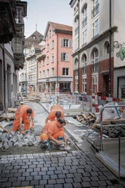 Die Arbeiten in der Kugelgasse haben begonnen: Der Asphalt wird aufgerissen und Pflastersteine werden verlegt. (Bild: Ralph Ribi)