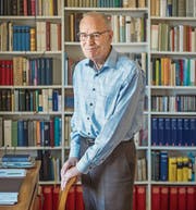 Der 84-jährige Karl Graf liest noch täglich Bibelzitate in Hebräisch und Griechisch. (Bild: Hanspeter Schiess)