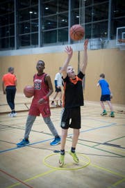 Volle Konzentration: Die Spieler des Special-Basketball-Team feilen an ihrem Wurf. (Bild: Ralph Ribi (Ralph Ribi))