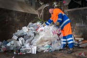 Kunststoffe separat im Kuh-Bag sammeln macht gemäss Untersuchungen der Empa Sinn. (Bild: Andrea Stalder/Archiv)
