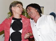 Sekretärin Susi Dreier (gespielt von Irmgard Schildknecht) zusammen mit ihrem Chef Dr. Rolf Kraut (Sepp Lichtensteiger). (Bild: Yvonne Aldrovandi-Schläpfer)