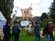 Besucher bestaunen die selbst gebaute Bahn. (Bild: Sara Carracedo)