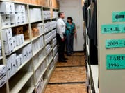 Suche nach Beweisen: Die von der US-Bundespolizei im laufe der Jahrzehnte gesammelten Akten im Fall des "Golden State Killers". (Bild: KEYSTONE/AP FBI)