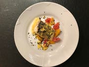 Gebratenes Zanderfilet, Sauce Rouille, Raps-Pops und Zitrusfrüchte.