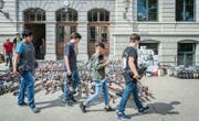 Sie brechen nicht ins Winterlager auf: Schüler der Realschule Bürgli helfen mit, die Wintersportausrüstung aus dem Lager zu räumen. (Bild: Jil Lohse)