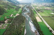 Befreit aus dem Kanal: Der Rhein auf der Höhe Bad Ragaz/Maienfeld, wie er in etwa fünf Jahren aussehen soll. (Bild: Visualisierung: Baudepartement Kanton St. Gallen)