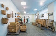 Raffinierte Kombination: «tragen und transportieren» kombiniert Sammlungsgut mit moderner Kunst (hinten). (Bild: Hanspeter Schiess (08.10.2016))