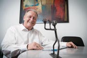 Christian Spoerlé in seinem Ebnat-Kappeler Gemeindebüro mit der witzigen Eisenplastik seines geschätzten Vaters Bruno. (Bild: Ralph Ribi)