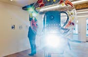Lorenzo Bernet: Kein Titel (Echo Schwein), 2017; Rundscheibe, Projektor, Stativ. (Bilder: Donato Caspari)
