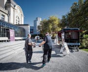Vor der Tonhalle steht in diesem Jahr kein Olma-Zelt. Dafür gibt es im Food-Wagen selbstkreierte Bratwurst-Burger. (Bild: Benjamin Manser)