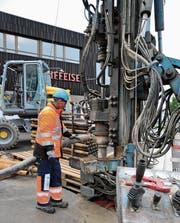 Bis 450 Meter tief soll vor dem Bankgebäude gebohrt werden. (Bild: Cyrill Rüegger)