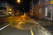 Ein anderer Wasserrohrbruch im Winter 2013, diesmal vor dem Portugiesen-Club Girasol an der Zürcher Strasse 12. Das Wasser fliesst mit grossem Druck aus dem Trottoir und die Zürcher Strasse hinab. (Bild: Stadtpolizei St.Gallen - 29. November 2013)