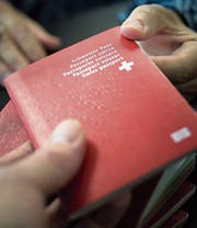 SVP, EDU und die Mehrheit der FDP forderten höhere Hürden bei der Einbürgerung. (Bild: Michel Canonica)