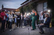 Kunststudent Rüdiger (Oliver Kühn) gibt letzte Instruktionen, bevor das Publikum seinen neu entdeckten Kunstsinn ausprobiert. (Bild: Urs Bucher)
