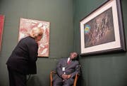 Kunst oder Realität? Christoph Büchels schlafender Sicherheitsmann an der Londoner Kunstmesse Frieze. (Bilder: pd)