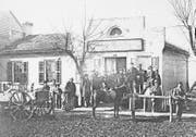Xaver Suters Geschäft in Marine (Ilinois), er mit Bart und Hut vor dem Eingang (nach links gewandt), Fotografie um 1868.