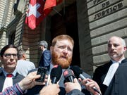 Erwin Sperisen, hier in Begleitung seiner Anwälte Giorgio Campà (links) und Florian Baier (rechts), zeigte sich nach der Urteilseröffnung enttäuscht über den erneuten Schuldspruch. (Bild: KEYSTONE/SALVATORE DI NOLFI)