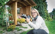 Yvonne Aldrovandi-Schläpfer hält mit der Kamera die Schönheiten ihres Gartens fest. (Bild: Ralph Ribi)
