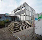 Das Berufs- und Weiterbildungszentrum in Rapperswil-Jona ist in einem schlechten Zustand. (Bild: Manuela Matt)