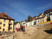 Die Baugrube fürs Projekte Haldenhof zwischen Felsenstrasse und Wassergasse hat beeindruckende Dimensionen. Rund um die sechs Häuser über dem Haldenhof-Bauplatz an der Felsenstrasse zeigen Visiere an, dass sie ebenfalls Neubauten weichen sollen. (Bild: Reto Voneschen)